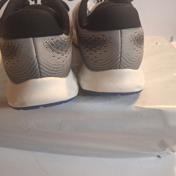 New Balance 520 V8 Unisex   Lightweight Sneakers Shoes. Size M 8/ W 9.5 main image 8